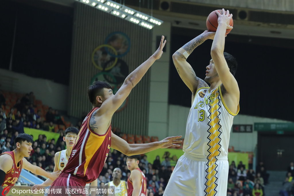  德比大战火花四溅，红黄牌频现火药味