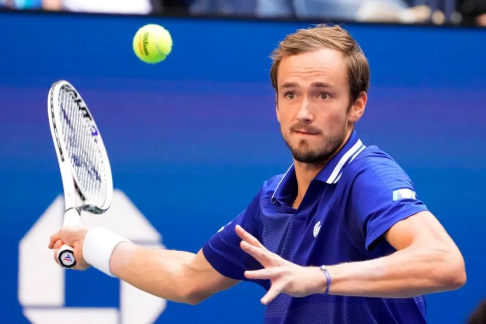  网坛新锐挑战传统，年轻力量改写格局