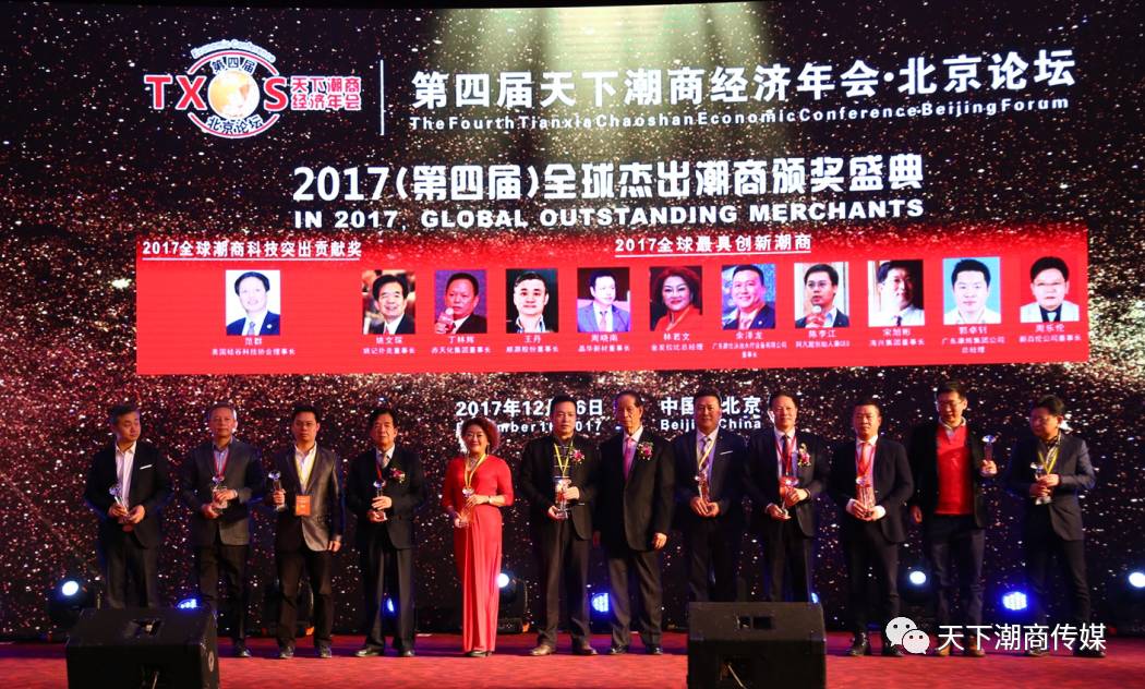  篮球年度颁奖盛典，表彰杰出贡献者