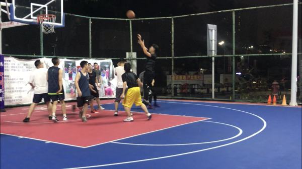  篮球友谊赛促进交流，跨国对决增进友谊