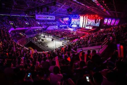  电竞联名款发布，潮流文化深度融合