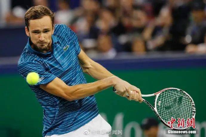  梅德韦杰夫硬地称王，上海劳力士大师赛折桂